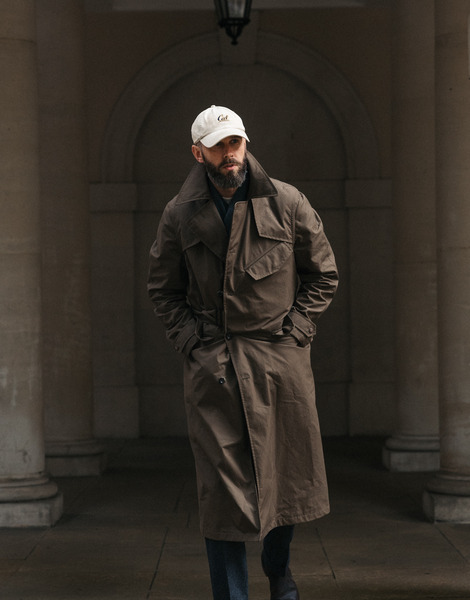 Саймон Кромптон в тренчкоте