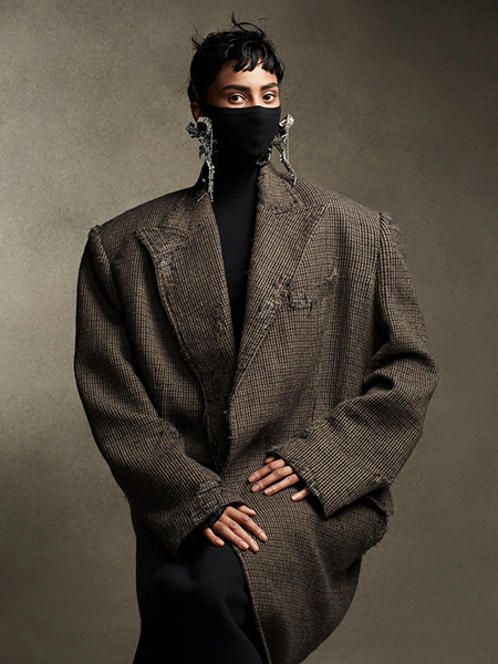 Знаменитости в твиде пальто Balenciaga