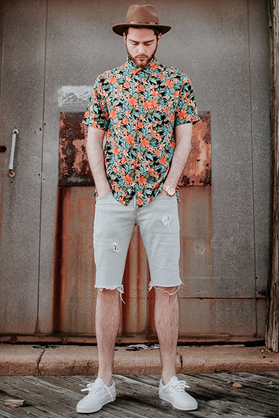 Образ с гавайской рубашкой и светлыми шортами из денима