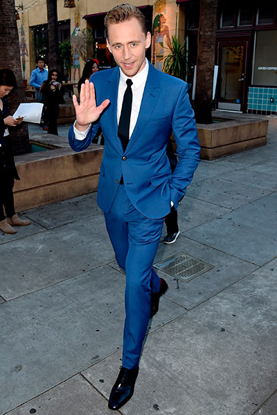 Том Хиддлстон в синем костюме