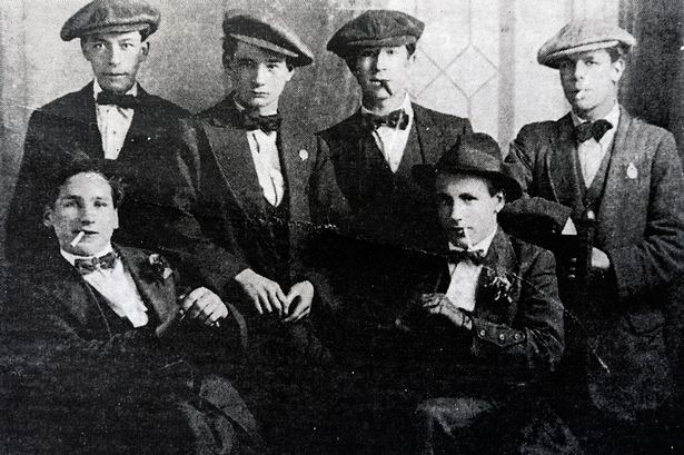 Архивное фото реальной банды «Острые Козырьки»