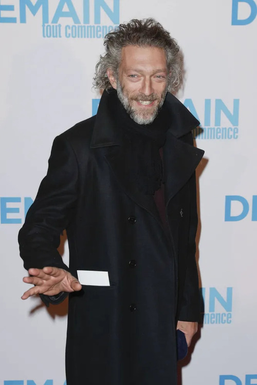 Венсан Кассель в тренчкоте с поднятым воротником