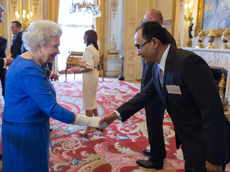 London Tradition Мамун Чоудхури и королева Великобритании