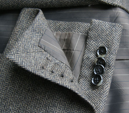 Настоящие петли для пуговиц на классическом пиджаке
