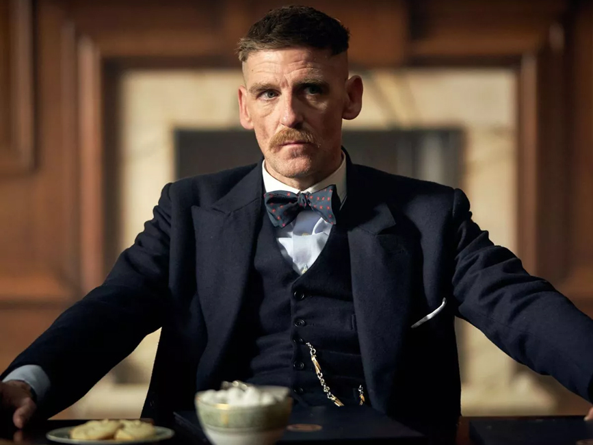 Образ с бабочкой в стиле острых козырьков