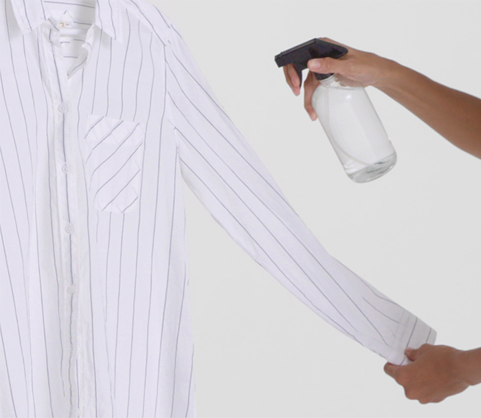 Увлажнение рубашки перед глажкой с помощью распылителя с водой