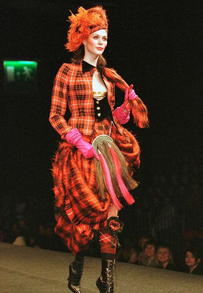 Женский твидовый костюм на показе Vivienne Westwood 