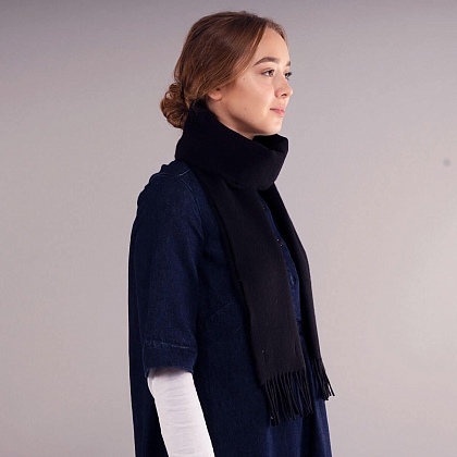 3Картинка Lochcarron Bowhill Black Plain Coloured Lambswool Scarf 
