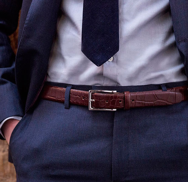 Синий костюм и коричневый ремень The British Belt Company
