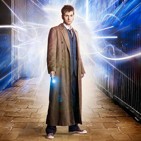 Десятый Доктор Кто в коричневом двубортном пальто и синем костюме